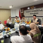 Menhaj Gus Irfan ketika bersama 23 pimpinan perusahaan katering penyedia konsumsi jemaah haji Indonesia di Madinah. Foto: MCH 2026