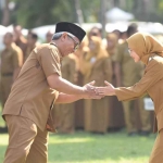 Wali Kota Kediri saat menyalami wakilnya ketika memimpin apel. Foto: Ist