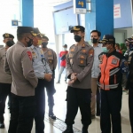 Wakapolresta Malang Kota AKBP Deny Heryanto bersama jajaran saat kunjungan ke Stasiun Kota Baru.