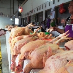 Pajangan daging ayam di Pasar Legi Kota Blitar.