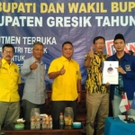 Sekretaris DPD Golkar Gresik Atek Riduan, didampingi Bendahara Erry Sucahyo, Wakil Ketua Khamim dan Abdul Kholiq menyerahkan berkas pendaftaran Cabup Ahmad Nurhamim. foto: SYUHUD/ BANGSAONLINE