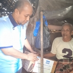 Anggota Komisi X DPR RI dari Fraksi Demokrat, Deby Kurniawan, saat memberikan sembako kepada warga terdampak banjir di Lamongan.