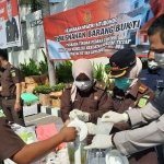 Proses pemusnahan barang bukti narkoba jenis sabu dan ganja kering di halaman Kejaksaan Negeri Situbondo, Rabu (13/8/2025). Foto: Antara.