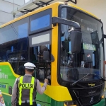 Petugas dari Satlantas Polres Gresik bersama tim gabungan saat memeriksa kelaikan armada Transjatim. Foto: Ist