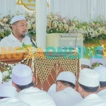 Bupati Gresik, Fandi Akhmad Yani, saat memberi sambutan dalam peringatan Haul Akbar Gresik. Foto: SYUHUD/BANGSAONLINE