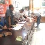 KPUD Kota Malang saat mengumpulkan sekaligus mengumumkan parpol yang lolos verifikasi di daerah, Kamis (16/11). Foto : IWAN IRAWAN/BANGSA ONLINE