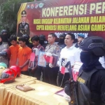 Kapolres Gresik AKBP Wahyu S. Bintoro menunjukkan berbagai barang bukti hasil kejahatan. foto: SYUHUD/ BANGSAONLINE