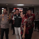 Plt Bupati Sidoarjo bersama Kapolresta Sidoarjo saat meninjau pelaksanaan ibadah di Klenteng Tjong Hok Kiong.