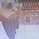 Aksi pelaku pencurian susu kemasan dalam boks saat tertangkap kamera CCTV minimarket.