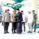 Wali Kota Pasuruan Saifullah Yusuf mendampingi Wakapolda Jatim Kombespol Akhmad Yusep Gunawan saat pemantauan arus mudik di Kota Pasuruan.