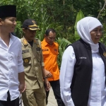 Gubernur Khofifah bersama Bupati Trenggalek saat meninjau lokasi Kampung Indah Permai di Desa Sumurup, Kecamatan Bendungan.