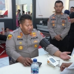 Kapolres Pasuruan AKBP Jazuli Dani saat mengikuti donor darah 
