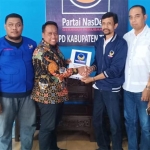 Ketua Karang Taruna Jawa Timur, Agus Maimun menyerahkan berkas pendaftaran sebagai bacabup di Partai Nasdem.