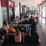 Suasana ruang tunggu di stasiun Madiun