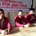 BEM PTM Jawa Timur saat menggelar jumpa pers. foto: ARIF KURNIAWAN/ BANGSAONLINE