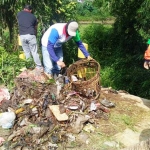 Relawan Cinta Lingkungan (RCL) Kota Batu saat melakukan gerakan bersih-bersih kali Amrong.