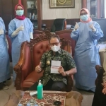 Wakil Bupati Tuban, Noor Nahar Hussein menjalani vaksinasi Covid-19 di ruang dinasnya,  Kamis (11/2/2021).