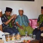 Suroso, mantan bupati Situbondo diapit pasangan Ra Hamid-Ra Fadil dan mantan ketua DPRD Jatim, Fathorrosjid. (foto: hadi prayitno/BANGSAONLINE)