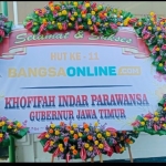 Karangan bunga Gubernur Jawa Timur Khofifah Indar Parawansa untuk memeriahkan HUT ke-11 BANGSAONLINE yang dipajang di depan kantor BANGSAONINE Jl Cipta Menanggal 1 nomor 35 Surabaya, Kamis (24/7/2025). Foto: bangsaonline