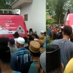 Tangkapan layar video saat mobil yang ditumpangi Anggota Binmas Polres Pamekasan dikepung massa di Ponpes Al-Islah Desa Angsana, Kecamatan Palengaan. 