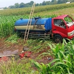 Truk bermuatan pupuk cair yang dikemdikan oleh Maksum, setelah dievakuasi oleh warga sekitar, usai terperosok dan terguling di area persawahan Desa Pesisir, Kecamatan Sumberasih, Probolinggo, Jumat (24/10/2025). Foto: Detik.com
