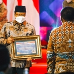 Wali Kota Pasuruan Saifullah Yusuf saat menerima penghargaan Opini WTP dari Gubernur Jawa Timur Khofifah Indar Parawansa, di Hotel Kokoon Banyuwangi, Jumat (29/10).