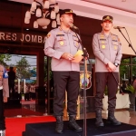 AKBP Eko Bagus Riyadi dan AKBP Moh Nurhidayat saat serah terima jabatan sebagai Kapolres Jombang.