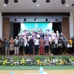 Bupati Gresik, Fandi Akhmad Yani, bersama para penerima penghargaan ekonomi kreatif. (Ist)