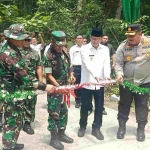 Pj. Bupati Pamekasan Masrukin bersama Danrem 084/BJ Brigjen TNI Yusman Madayun serta Dandim 0826 Pamekasan saat meresmikan pembangunan jalan program TMMD.