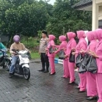 Pembagian takjil di depan Mapolsek Sukorejo