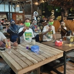 DUKUNG: Cabup BHS dan relawan saat nobar Grand Final KDI 2020, di Kafe Cangkrukan, Senin (26/10) malam. foto: MUSTAIN/ BANGSAONLINE