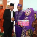 Wabup Moh. Qosim memberikan ucapan selamat kepada peserta nikah massal.