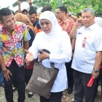 Gubernur Jawa Timur, Khofifah Indar Parawansa saat memberikan bantuan kepada korban terdampak badai di Bojonegoro.