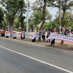 Suasana aksi yang digelar DPD PKS Kabupaten Probolinggo dalam rangka menolak kenaikan harga BBM, Minggu (18/9/2022).