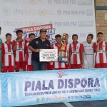 Penyerahan piala juara turnamen Futsal Dispora Kabupaten Pasuruan 