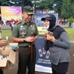 Kepala SMK PGRI 3 Malang M. Lukman Hakim bersama Dandim 0833 saat membagikan Hand Sanitizer secara cuma-cuma kepada warga ketika jogging di lapangan Rampal, Malang, Sabtu (07/03). foto: IWAN IRAWAN/ HARIAN BANGSA