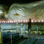 Umat yang melakukan ritual mengelilingi Patung Budha Tidur. Foto: SOFFAN S/BANGSAONLINE

