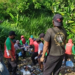 Aksi bersih-bersih sampah yang dilakukan DLH Kabupaten Kediri melibatkan masyarakat dan relawan. Foto: Ist.