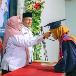 Wabup Gresik Aminatun Habibah saat mewisuda lulusan SOTH. Foto: Ist.