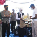 Pendeta pimpinan gereja memberikan noken dan piring bergambar cenderawasih khas Papua kepada gubernur, kapolda, juga pangdam.