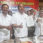 Ketua DPC Gerindra Gresik Asluchul Alif didampingi Sekretaris Asikin Harianto dan bendahara Nur Saidah menunjukkan SK kepengurusan usai rapat kordinasi. foto: SYUHUD/ BANGSAONLINE