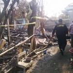Tim Labfor Polda Jatim sedang melakukan olah TKP di lokasi kebakaran di Kelurahan Ngrowo, Bojonegoro. 