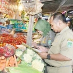 Daya Uji, Kabid Disperindag saat monitor ke pasar Bangil. foto: istimewa