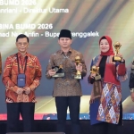 Penyerahan penghargaan TOP BUMD Awards 2026 di Jakarta.