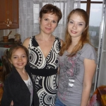 Svetlana Shelleeyster dengan dua putrinya. foto; mirror.co.uk