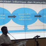 Suko Widodo, Pakar Komunikasi saat menjadi narasumber dalam Penguatan Peran Strategis Humas Pemerintah Daerah Dalam Komunikasi Krisis di Masa Pandemi COVID-19 di Gedung GCIO Diskominfo Kota Madiun, Senin (12/4/2021).