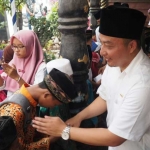 Asluchul Alif Maslichan, Ketua DPC Gerindra Gresik, ketika menyalami anak yatim.