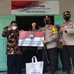 Kapolda Jawa Timur, Irjen Pol Nico Afinta memberikan bantuan di sela melakukan pengecekan Posko PPKM Mikro di Kampung Tangguh Semeru (KTS) Desa Sumberharjo, Kabupaten Pacitan, Minggu (14/2/2021) siang.