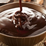 Cara Buat Saus Cokelat Glossy untuk Dessert atau Puding. Foto: Ist