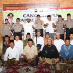 Kapolres AKBP Wahyu S. Bintoro bersama Gus Nur dan warga usai gelaran cangkrukan. foto: SYUHUD/ BANGSAONLINE